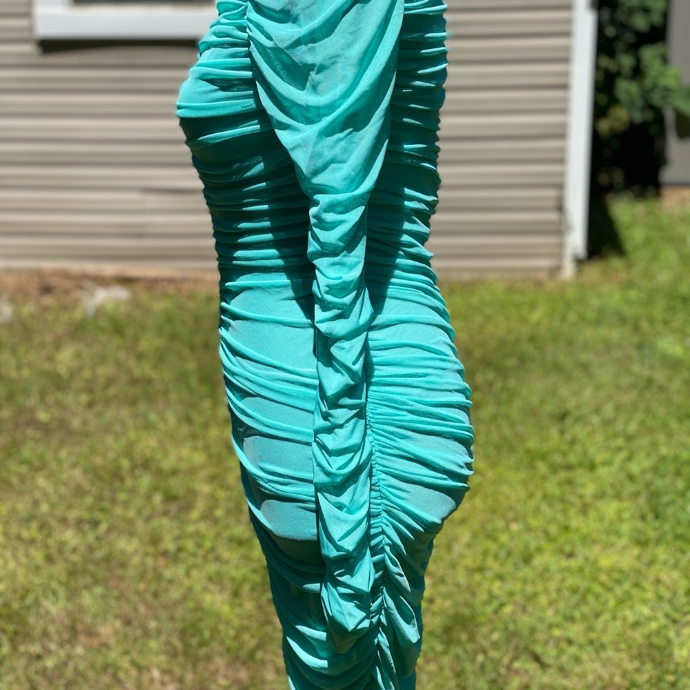 A long sleeve green dress - Picture 3 of 4